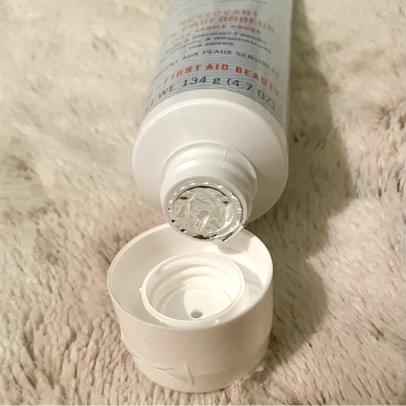 First Aid Beauty Pure Skin Deep Cleanser with Red Clay - Picture 2 of 11